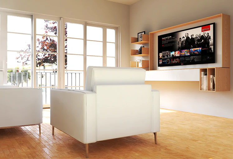 Comedor pavimento en maders, sofa blanco y mueble a pared con televisión,