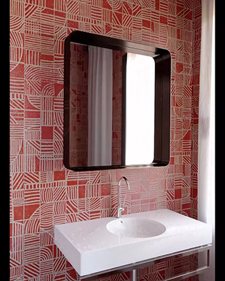 video de una baño revestido en mosaico rojo con pila blanca con espejo rectangular