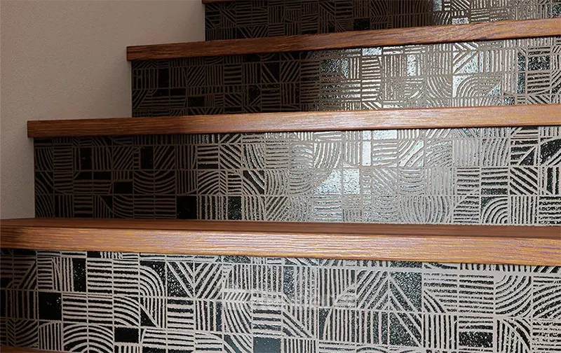 detalle de escalones en mosaico ceramico negro y plano en madera oscura
